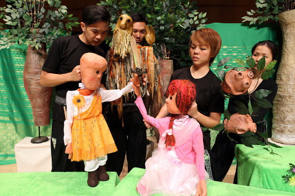 The puppets - Amrita interacting with the king