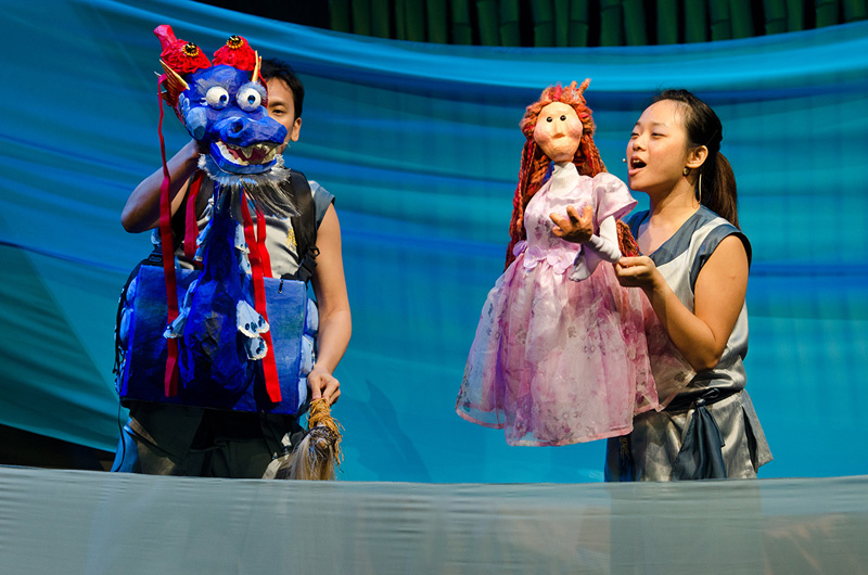 Princess Puppet talking to Blue dragon puppet