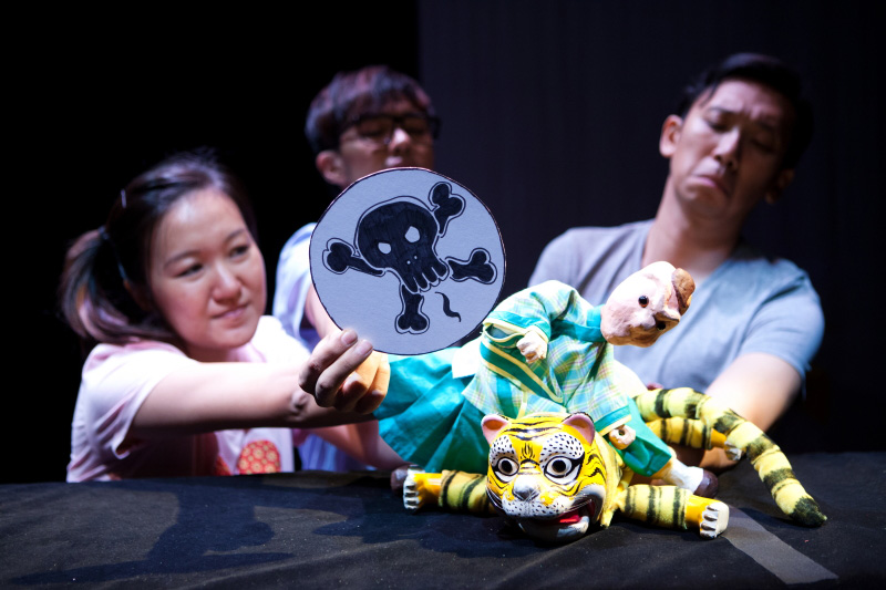 Tiger defeated by Zhou Chu in The Three Big Bullies by Paper Monkey Theatre Singapore