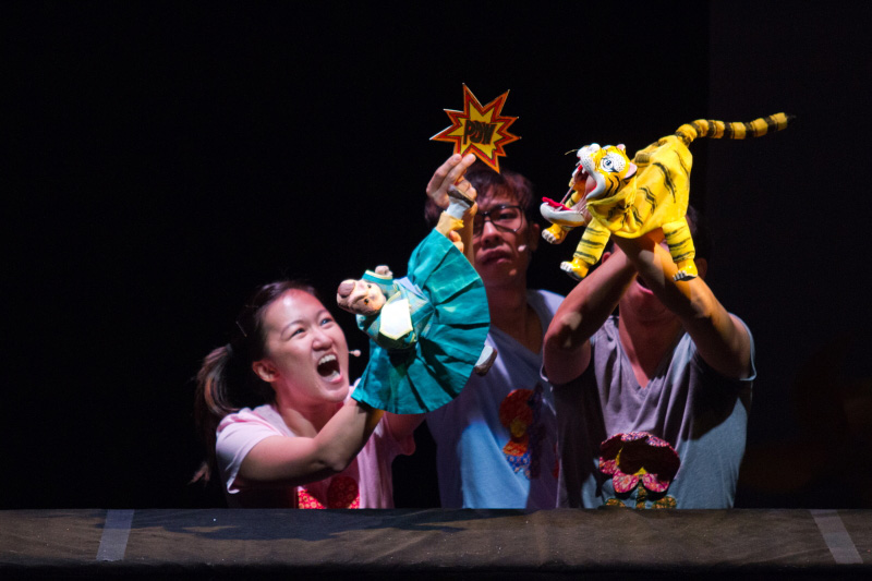 Traditional Chinese hand puppets fighting scene in The Three Big Bullies by Paper Monkey Theatre Singapore