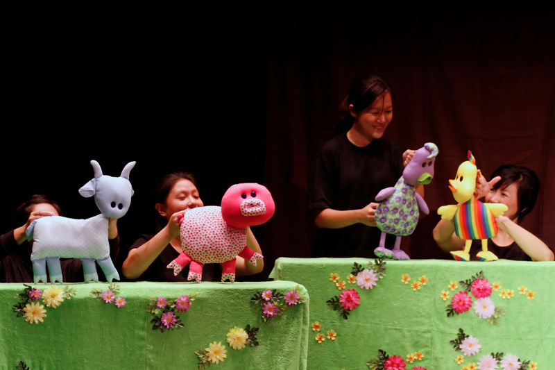 The animal puppets interacting on stage in Duckie Can't Swim by Paper Monkey Theatre