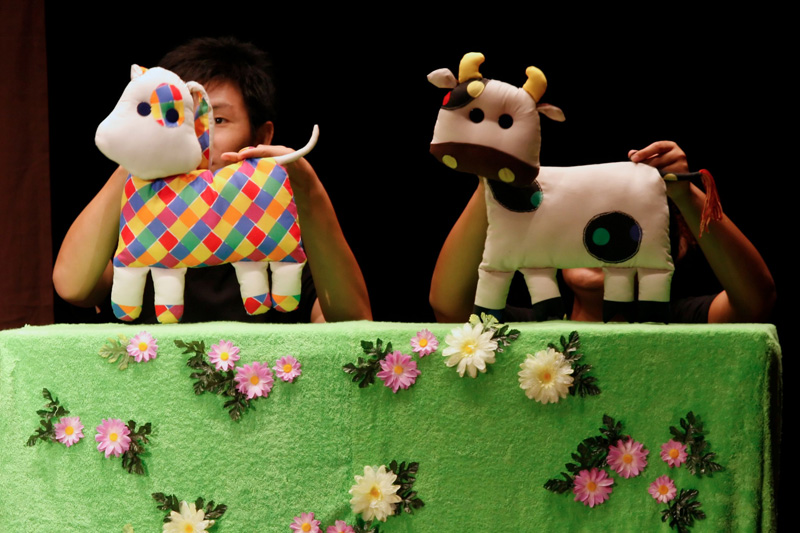 The cow and sheep puppets in Duckie Can't Swim by Paper Monkey Theatre