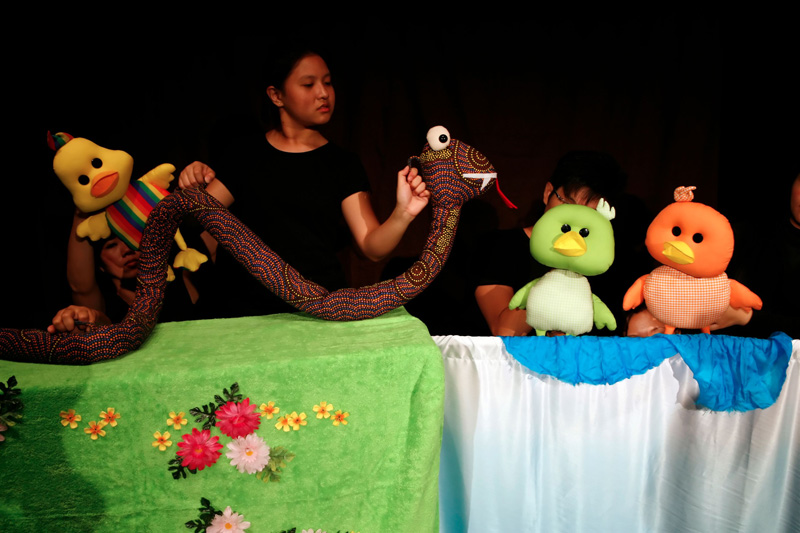 The duckies puppets meet the snake puppet in Duckie Can't Swim by Paper Monkey Theatre