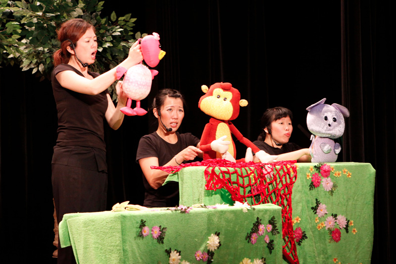 The Animal puppets the monkey, mouse and duck talking in Tree Neighbours by Paper Monkey Theatre