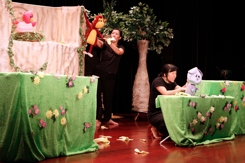 The monkey, duck and mouse neighbours in Tree Neighbours by Paper Monkey Theatre
