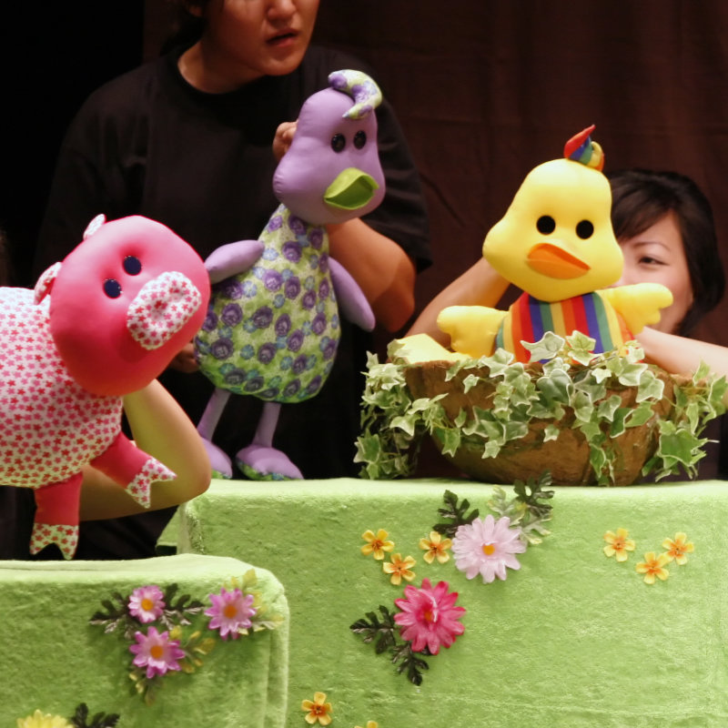 A duck puppet being surrounded by a pig and three duck puppets