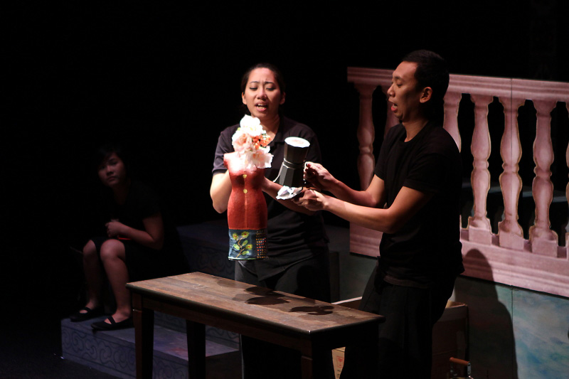 A nonya puppet and a moka coffee flask as puppet in The Nonya Nightingale by Paper Monkey Theatre Singapore