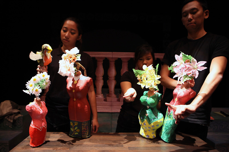 Colour Nonya Puppets with flowers and a nightingale puppet in The Nonya Nightingale by Paper Monkey Theatre Singapore