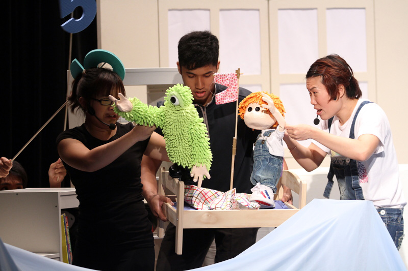 The green monster and Joey puppet on stage in Monster Under My Bed by Paper Monkey
