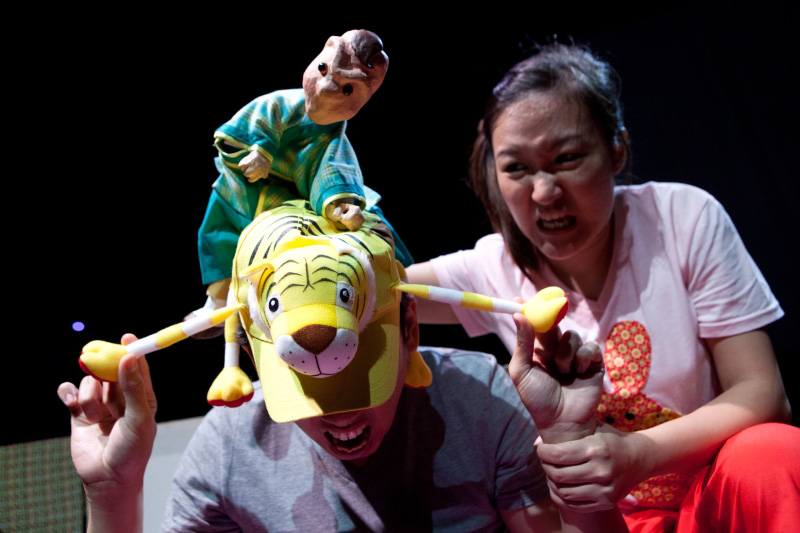 Tiger and Zhou Chu puppets fighting in The Three Big Bullies by Paper Monkey Theatre Singapore
